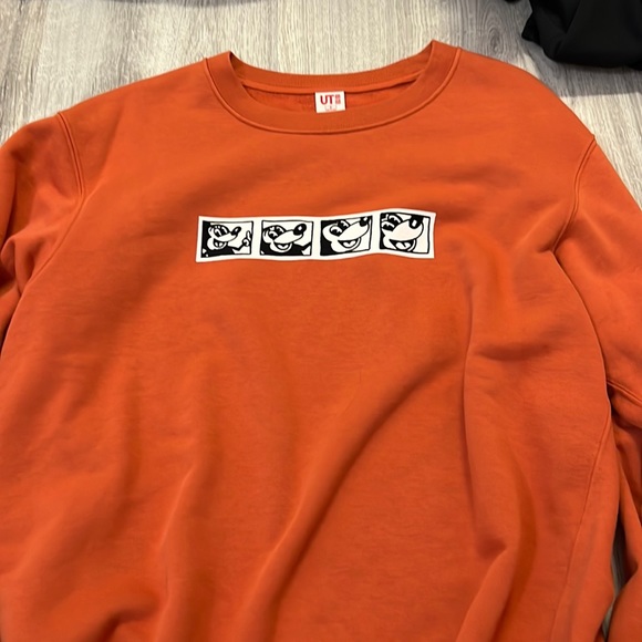 Small Uniqlo Mickey graphic crewneck in S - Picture 1 of 1